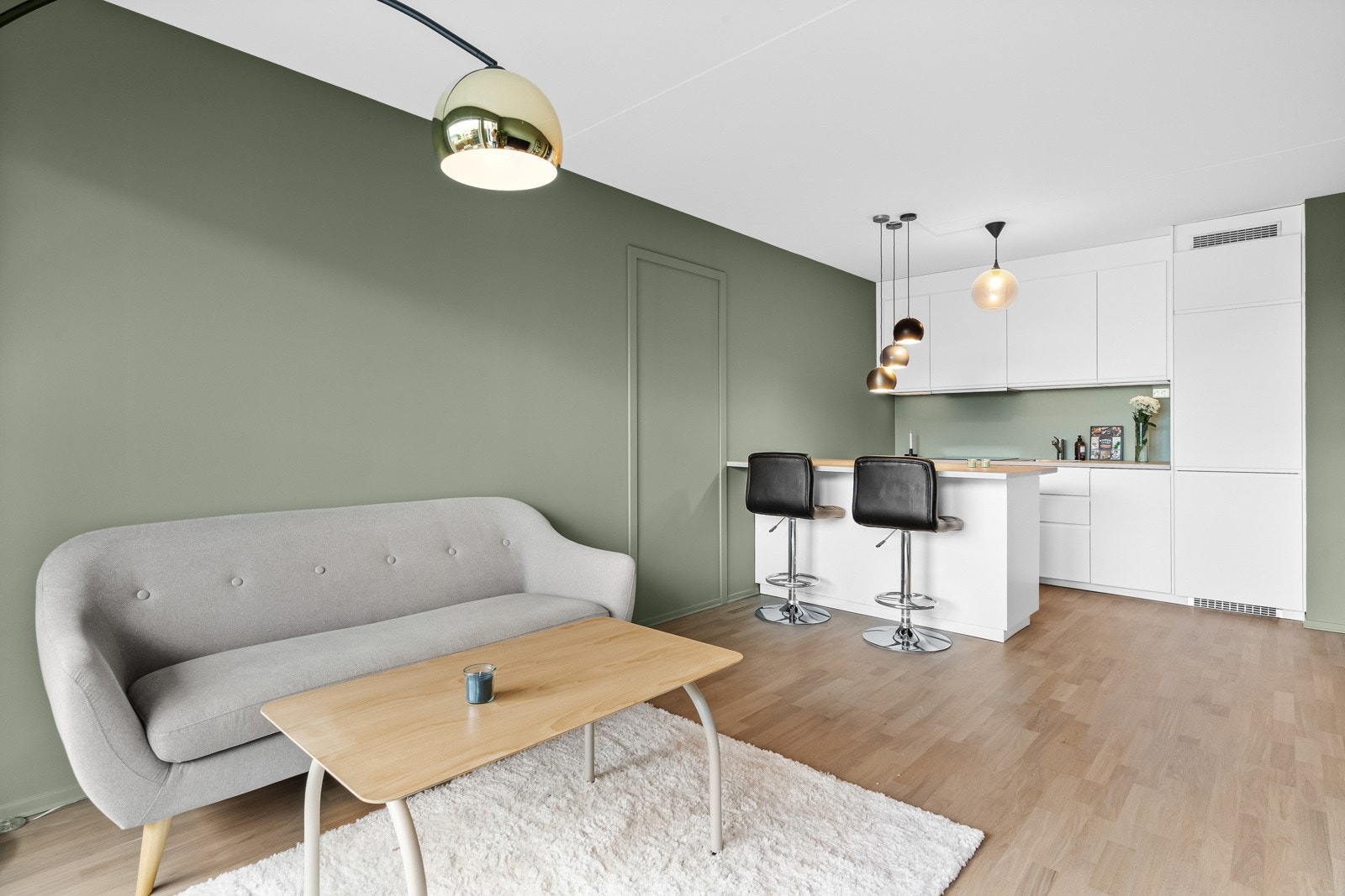 I stuen er det god plass til sofagruppe, TV-seksjon, spisebord og annet ønsket møblement. Galleribilde