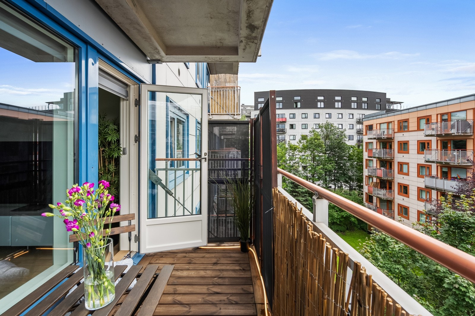 God plass til utemøblement, grill og planter (gassgrill eller elektrisk grill er tillatt). Galleribilde