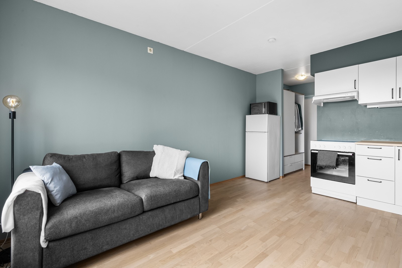 Utleiedelen er på ca. 19 m², og inneholder: entré, stue med åpen kjøkkenløsning og baderom. Galleribilde
