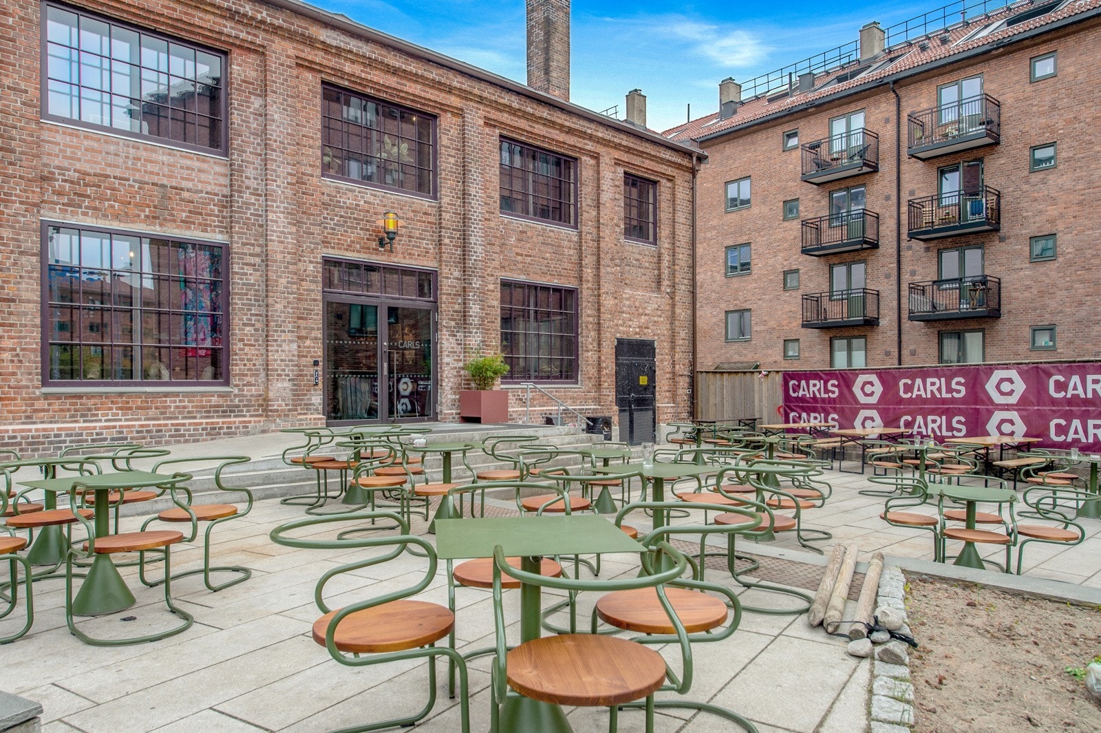 Populære nyåpnede Carls - en kafé, vinbar, sportspub og restaurant i ett. Galleribilde
