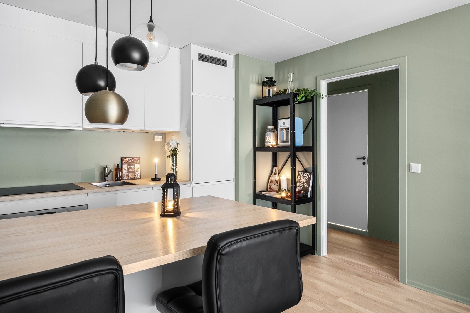 Kjøkkenøyen gir deg bedre arbeidsflyt mellom arbeidssonene og er et sosialt midtpunkt. Galleribilde