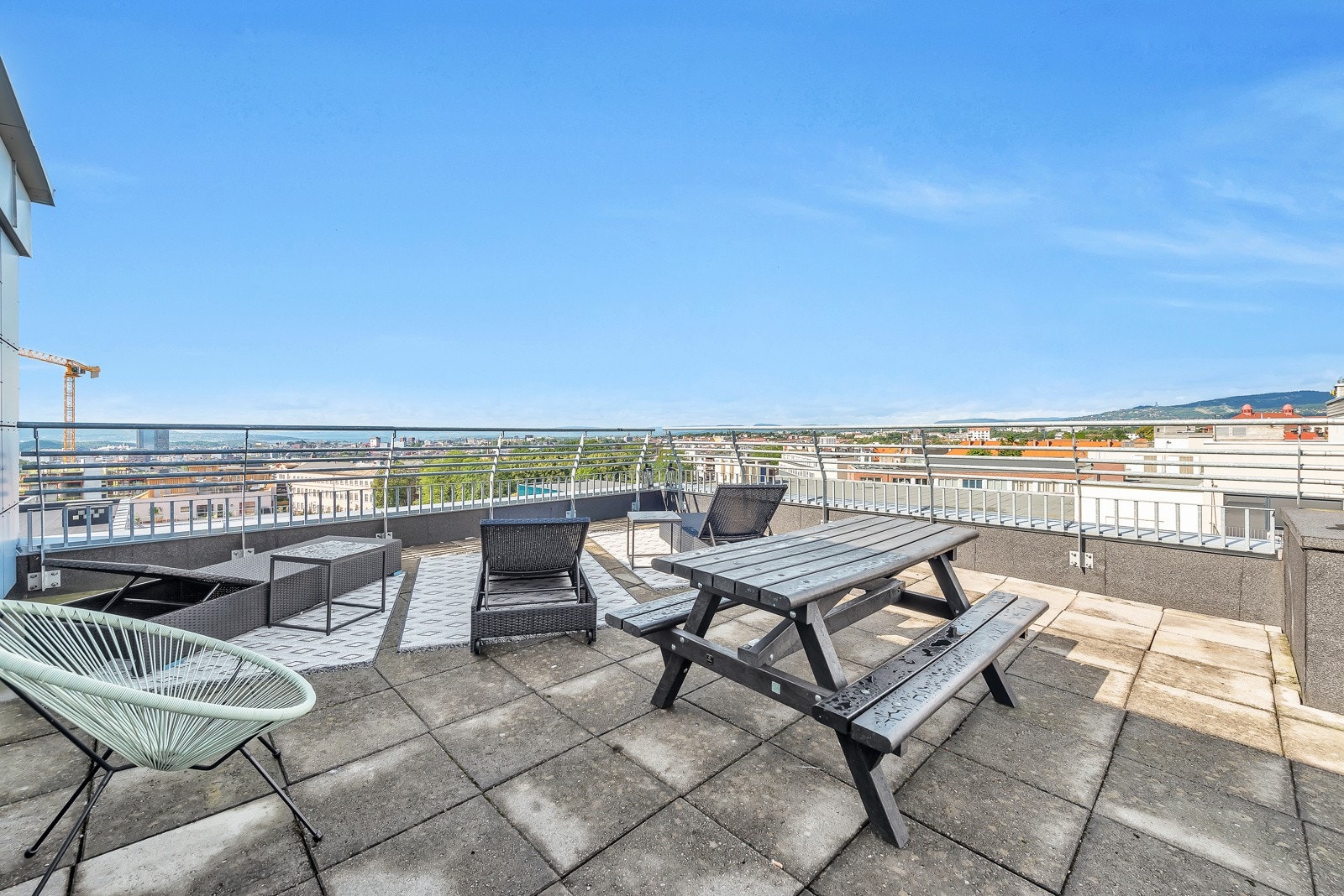 Felles takterrasse med optimale solforhold og fantastisk utsikt over byen! Galleribilde