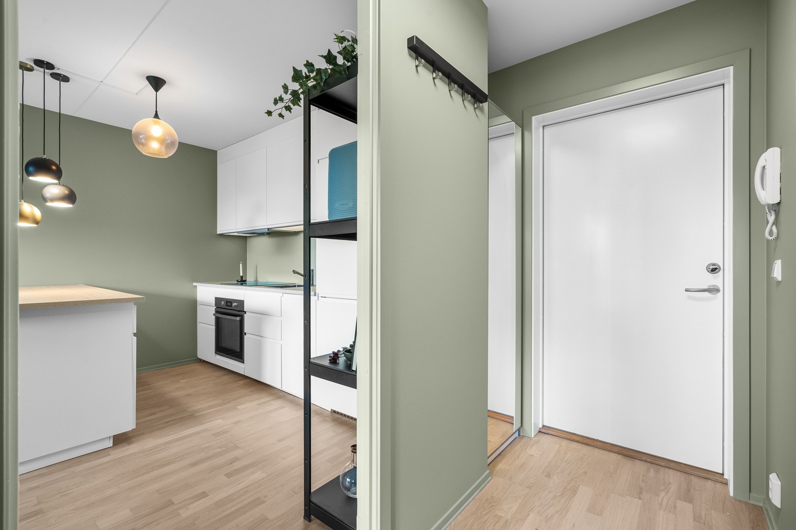 Innbydende entré med plass til oppbevaring av yttertøy og sko i praktisk skapinnredning. Galleribilde
