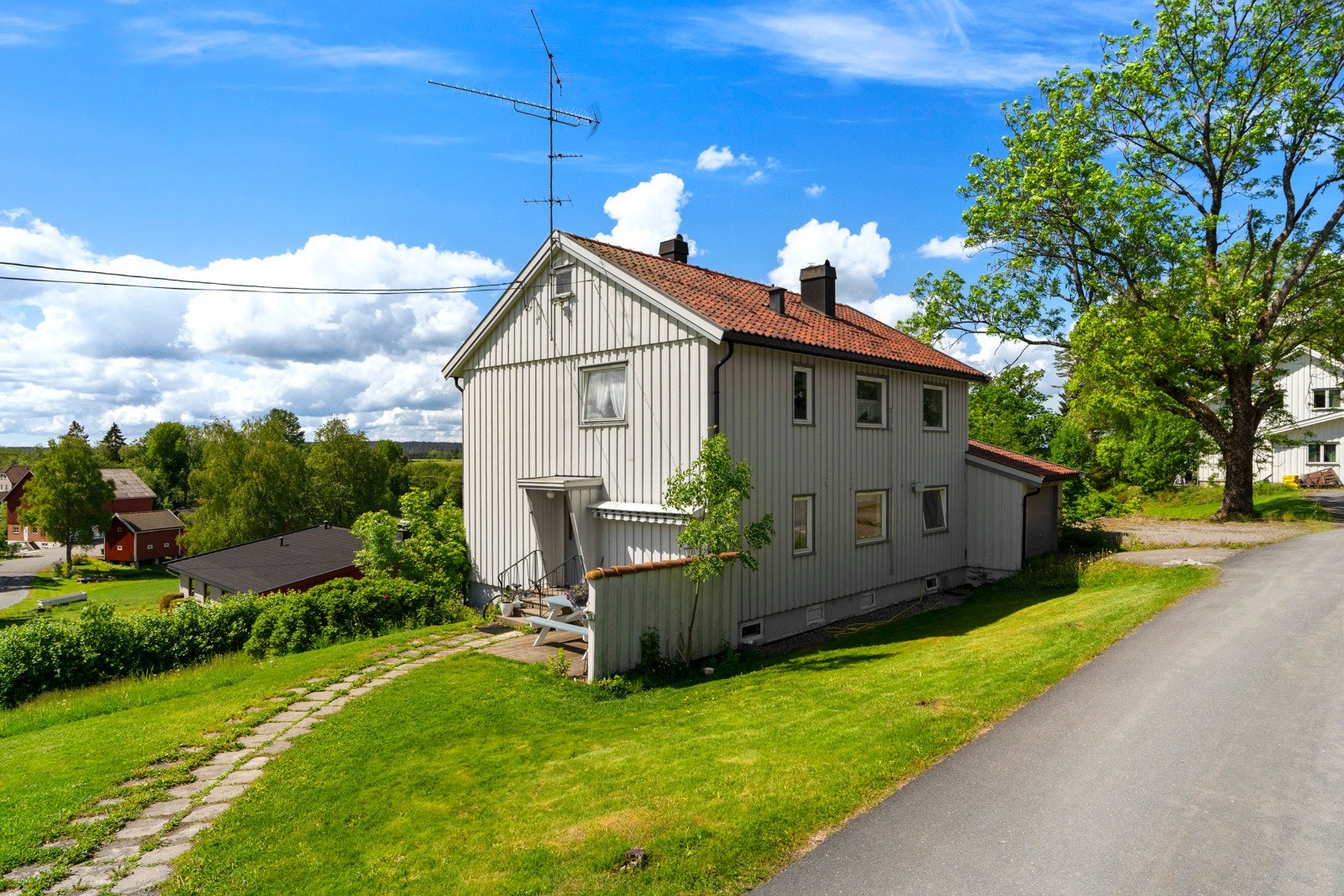Det er i tillegg pent opparbeidede uteområder som er felles for sameiet. Galleribilde