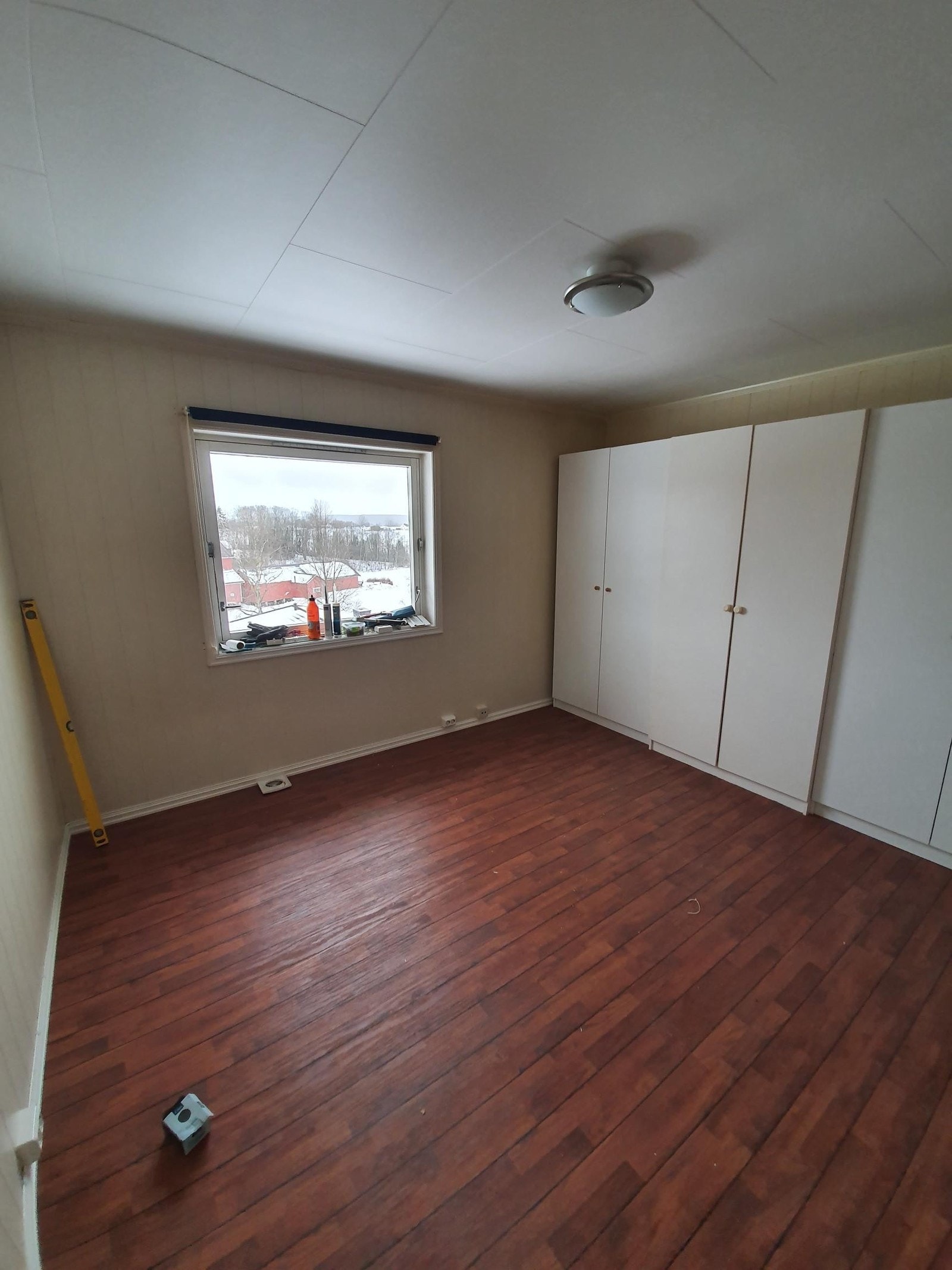 Hovedsoverommet med god plass for oppbevaring i garderobe. Her er det plass til både dobbelseng med tilhørende nattbord. Galleribilde