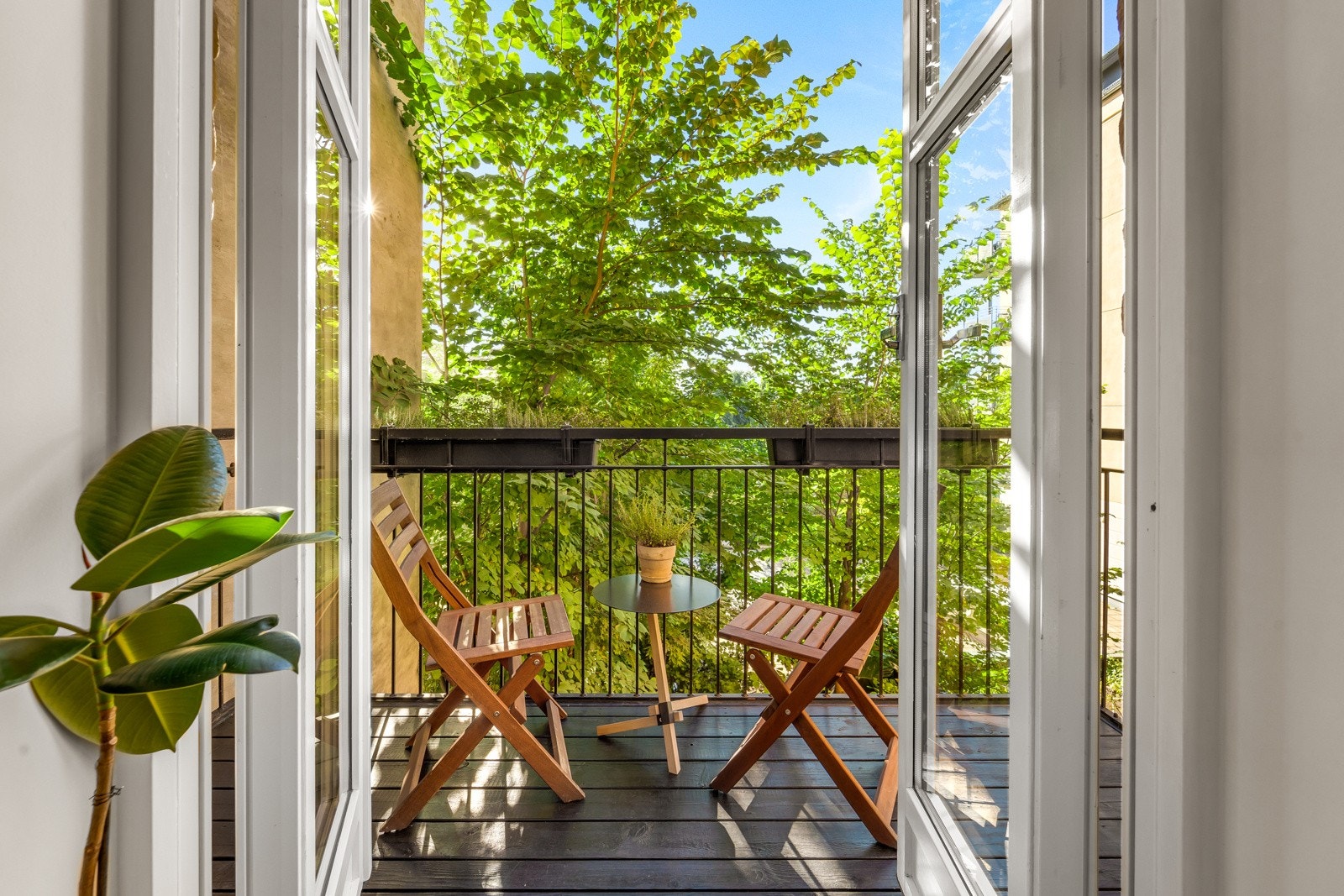 Kjøkkenet forlenges av en herlig balkong på 4 kvm som vender mot bygårdens rolige bakgård. Galleribilde