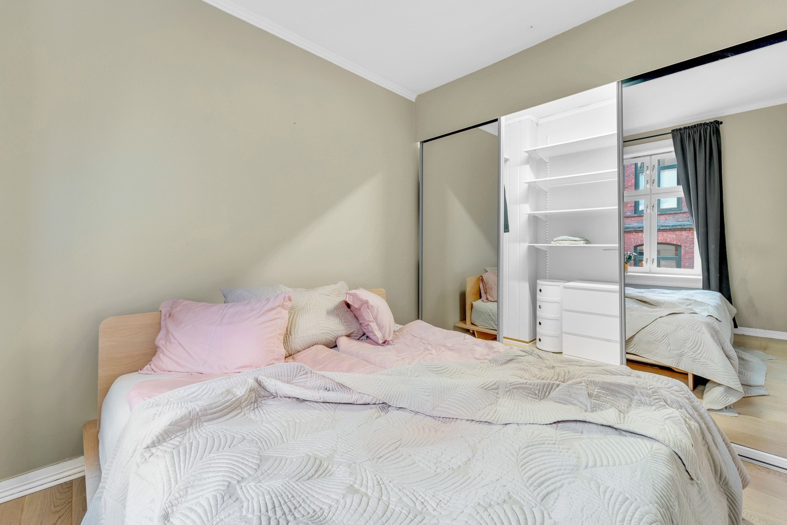 Fra soverommet er det en skyvedør til et innvendig "garderoberom". Galleribilde