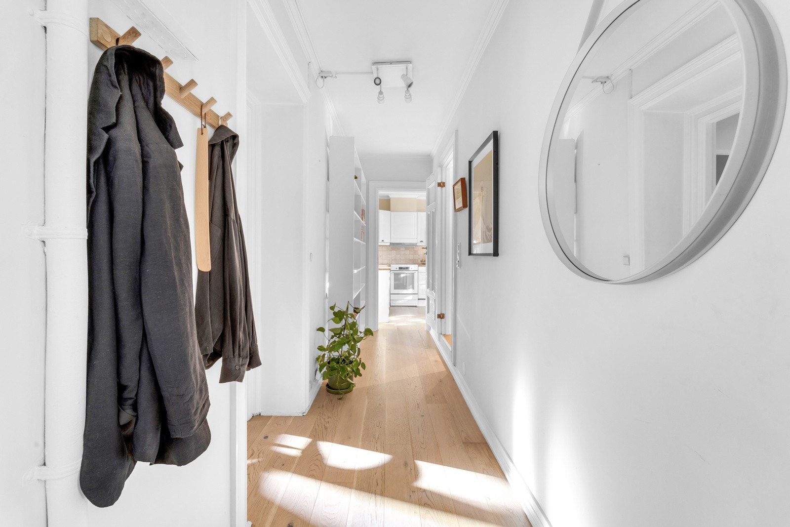 Når du kommer inn i boligen, er det første du møter en lys og romslig entré. Galleribilde