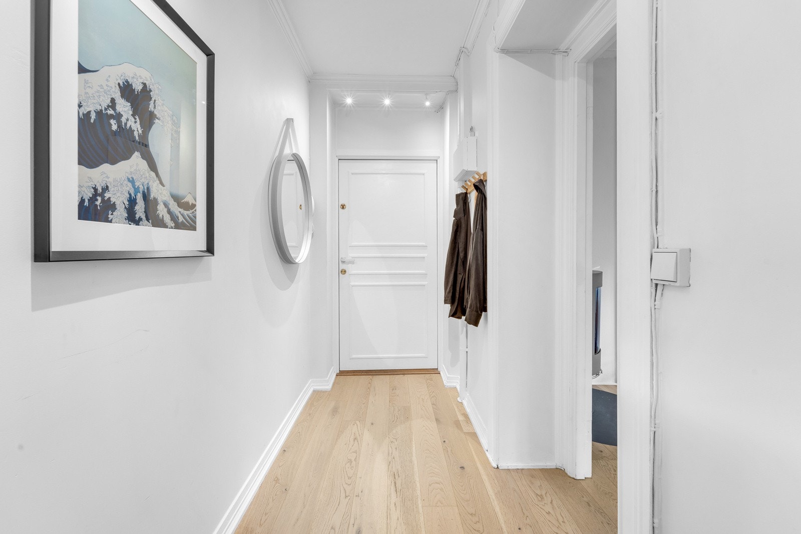 Veggene har blitt malt i en lys hvit-tone og på gulv er det lagt en en-stavs eikeparkett. Galleribilde