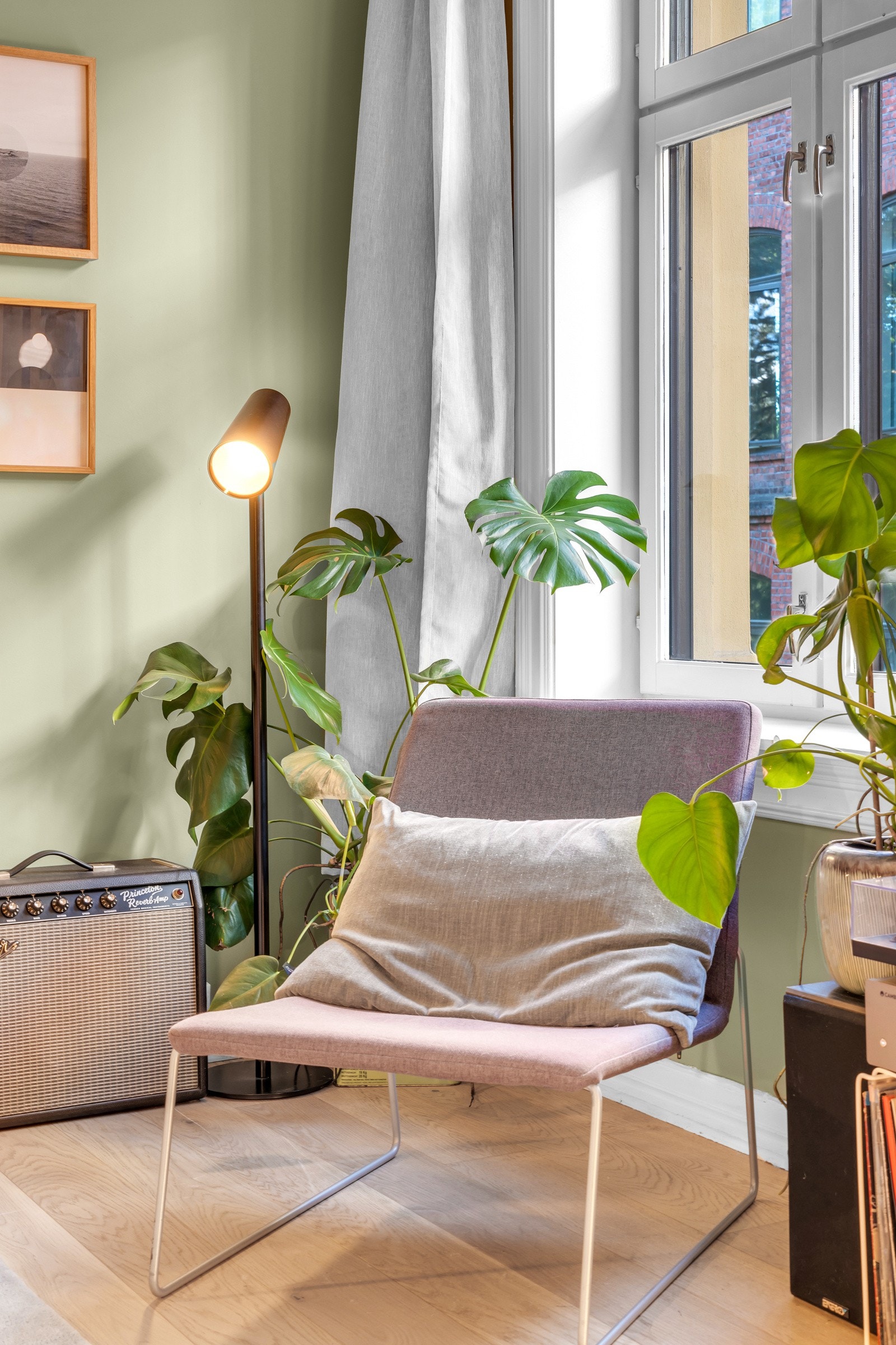 Det er store klassiske vinduer med brede karmer som slipper inn rikelig med naturlig lys i boligen. Galleribilde