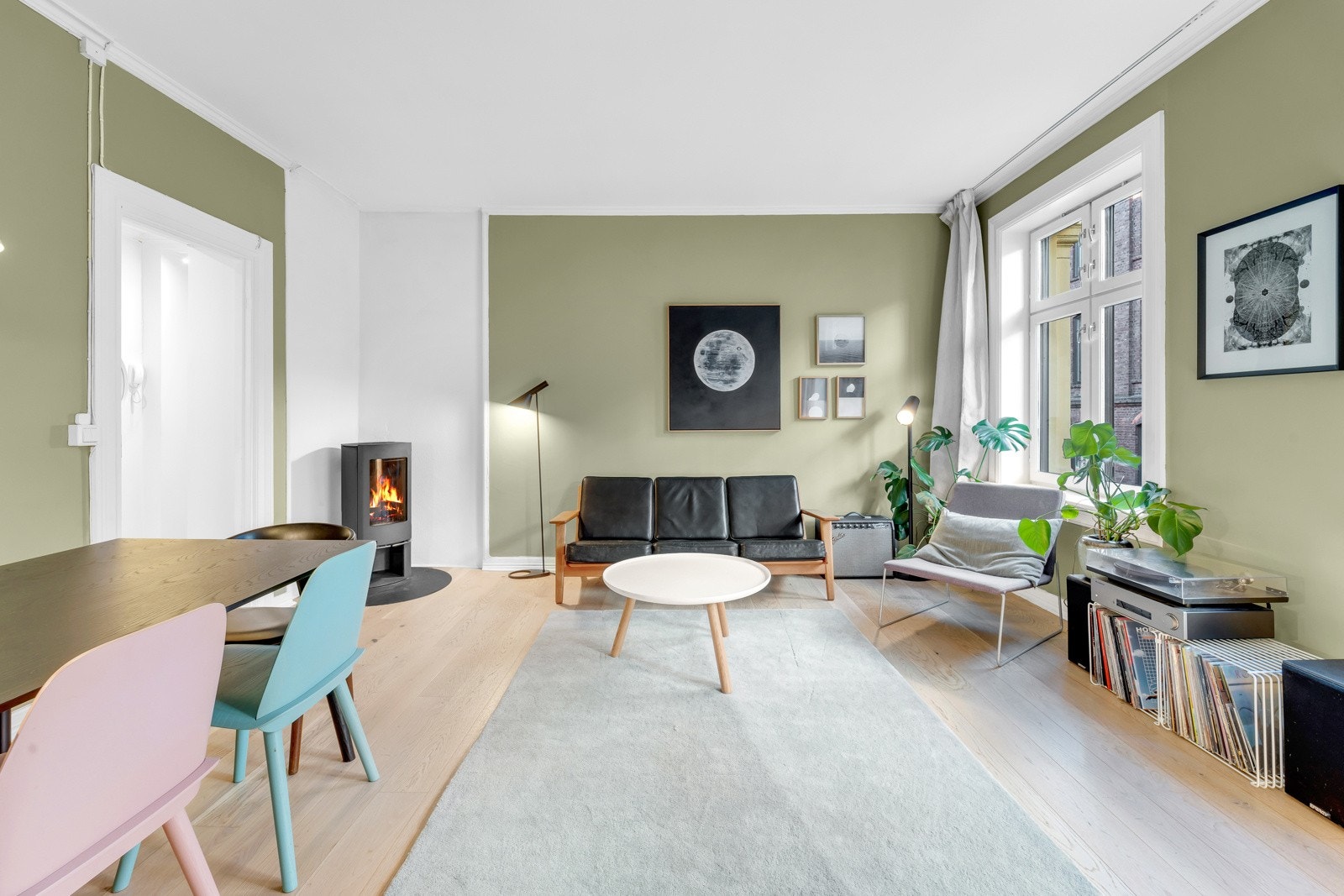 Gulvet er belagt med en-stavs eikeparkett. Galleribilde