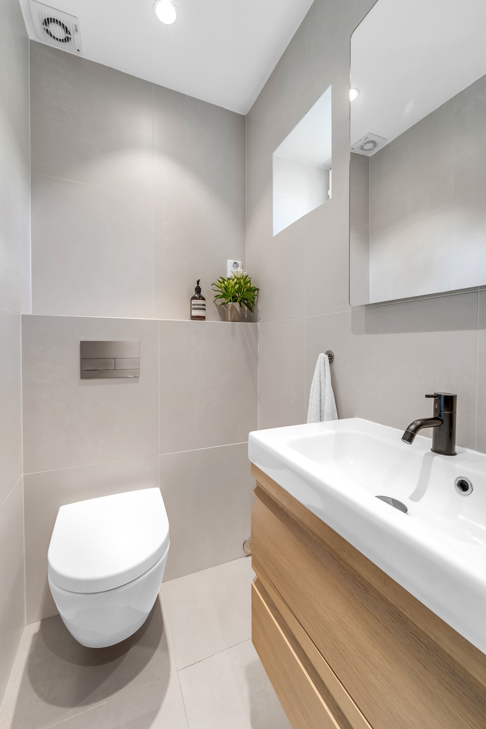 Lekkert baderom som er nyoppusset i 2016. Galleribilde