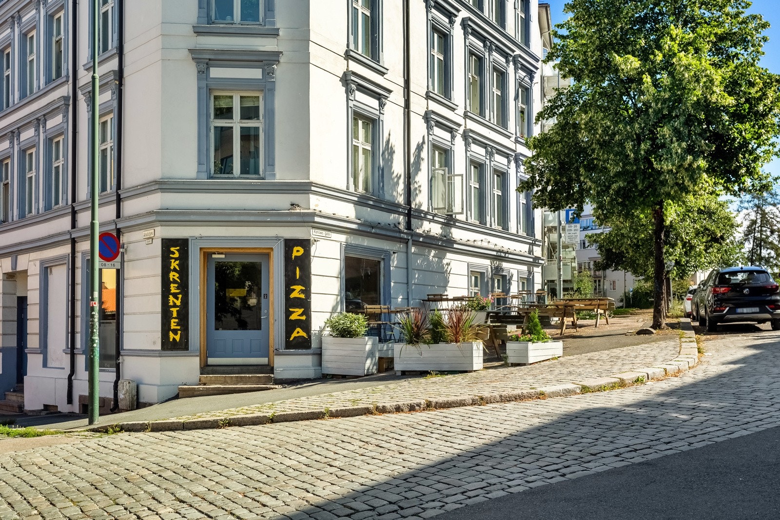 Rett ned i gaten ligger populære Skrenten Pizza. Galleribilde