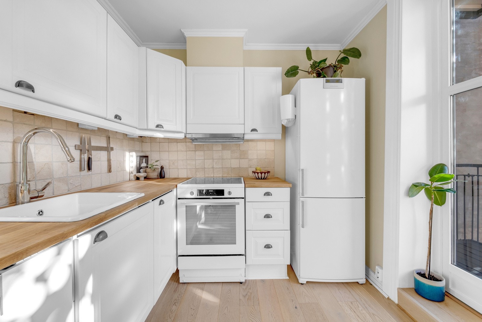 Innredningen har profilerte fronter i hvit-utførelse samt benkeplate av tre som er slipt og nyoljet i 2023. Galleribilde