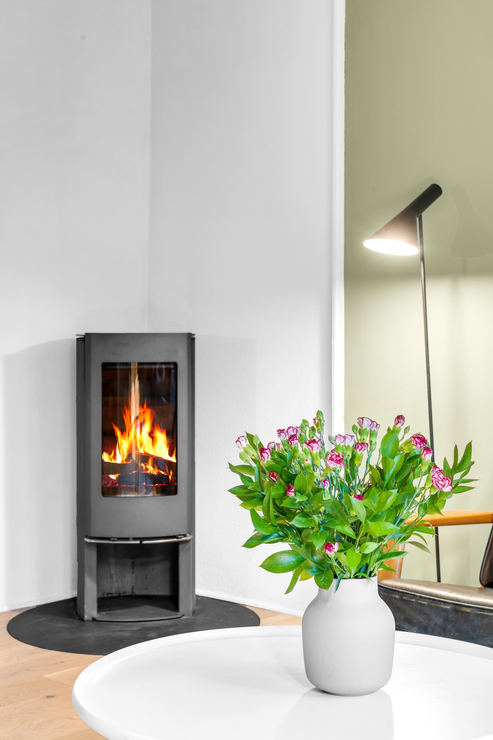 I stuen er det satt inn en peisovn i 2019 som bidrar til varme på kalde høst- og vinterdager. Galleribilde