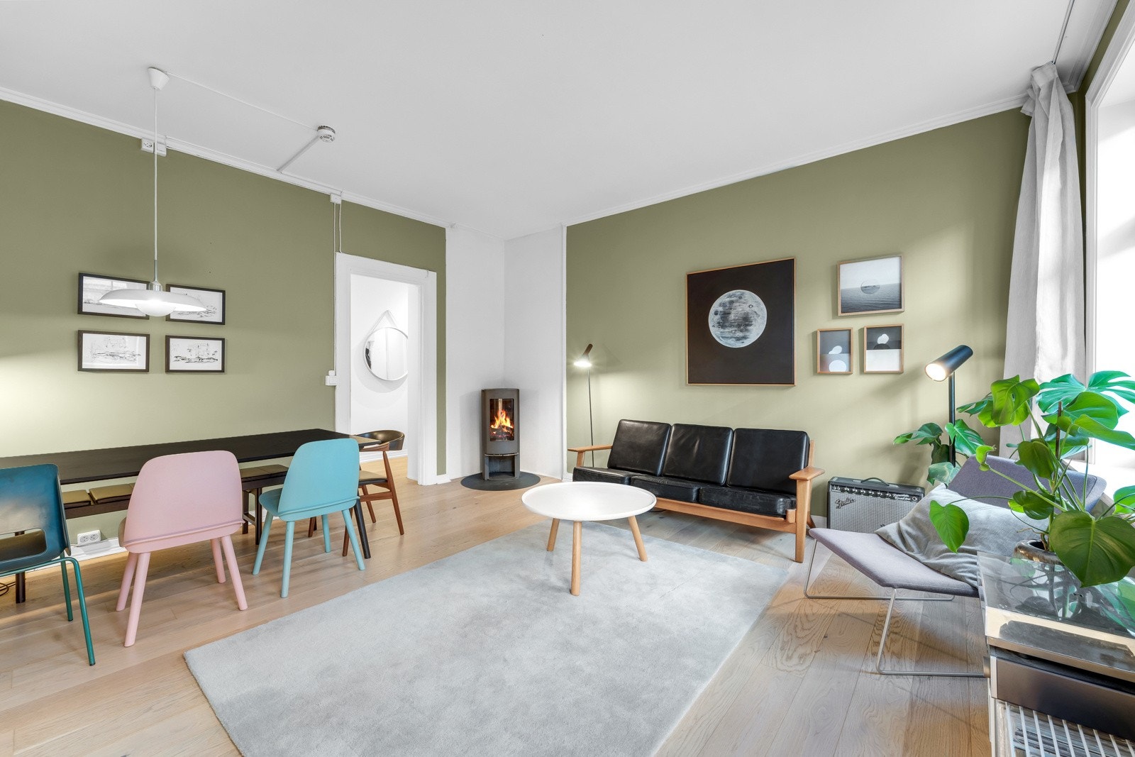 Delikat og innbydende stue som er enkel å møblere. Galleribilde