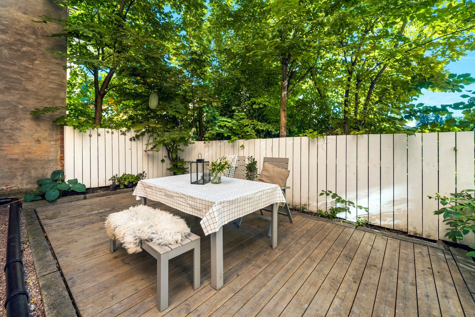 I bakgården er det hyggelige sittegrupper. Galleribilde