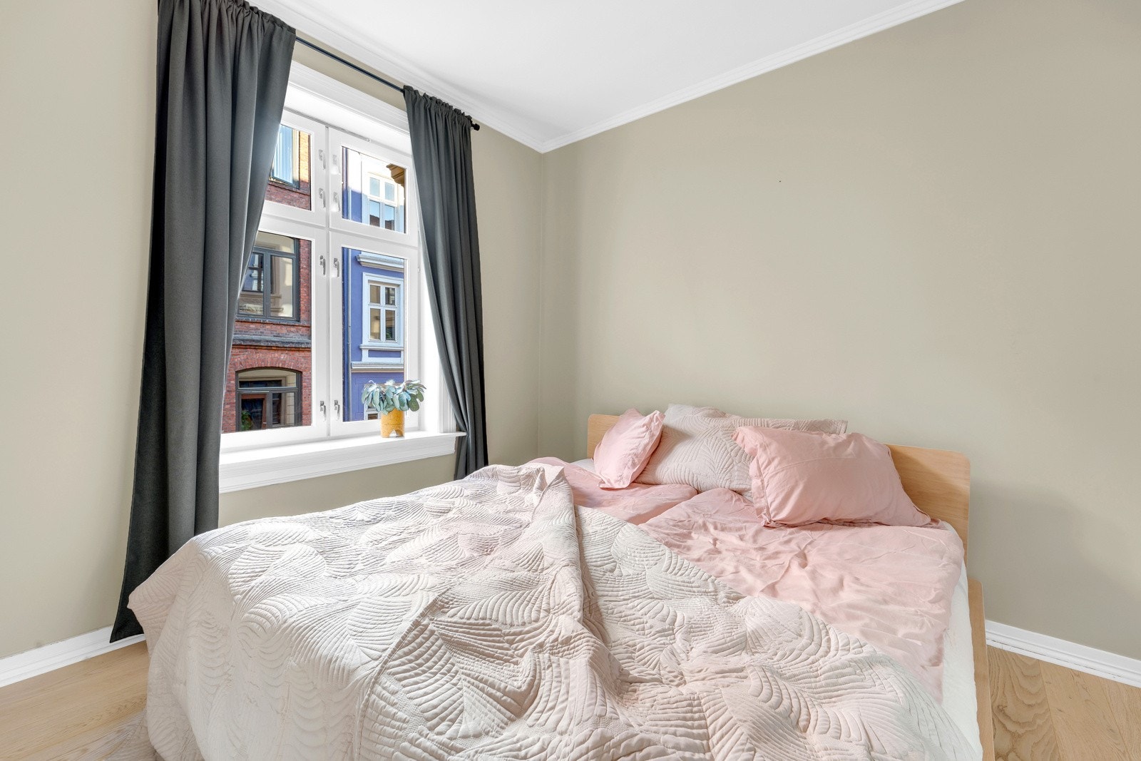 Du har plass til dobbeltseng, nattbord og øvrig møblement. Galleribilde