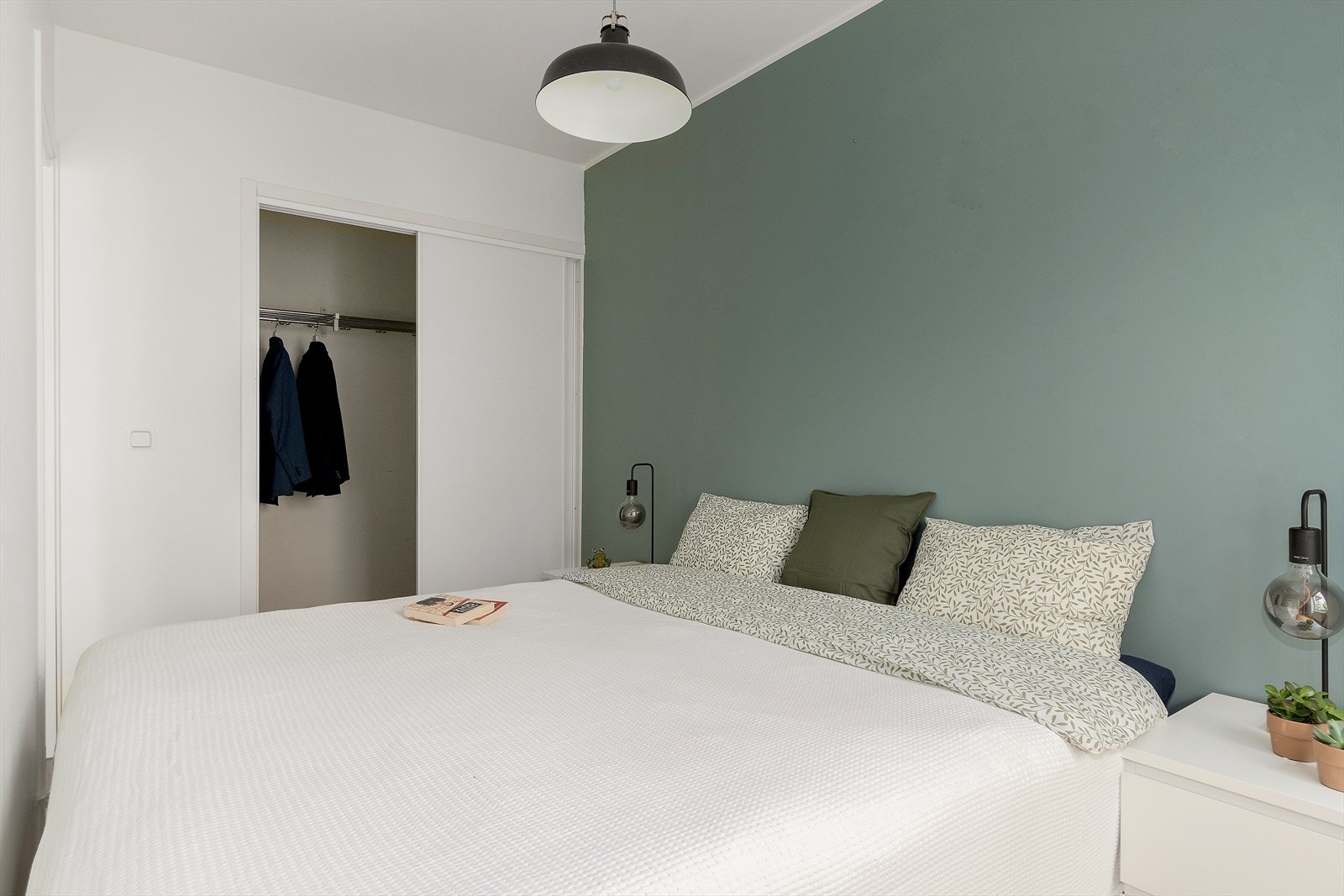 Rommet er nymalt i 2020 i behagelige farger med pent parkettgulv. Galleribilde