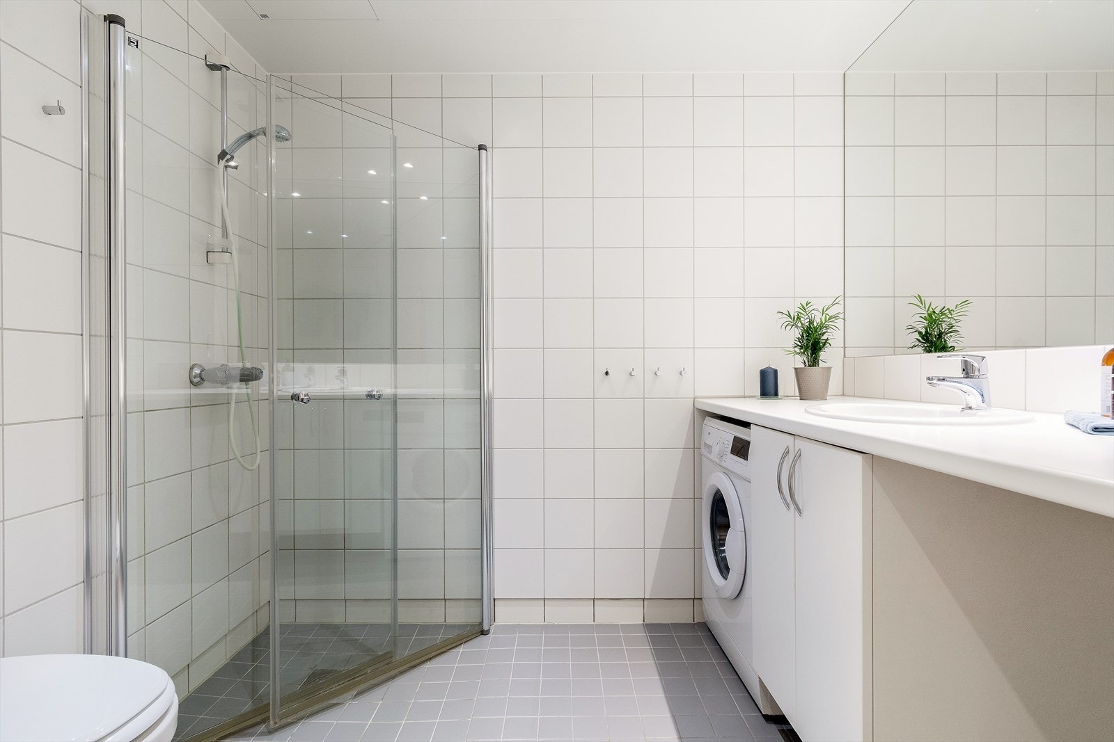 Pent flislagt bad fra byggeåret med plass til vaskemaskin og tørketrommel. Galleribilde