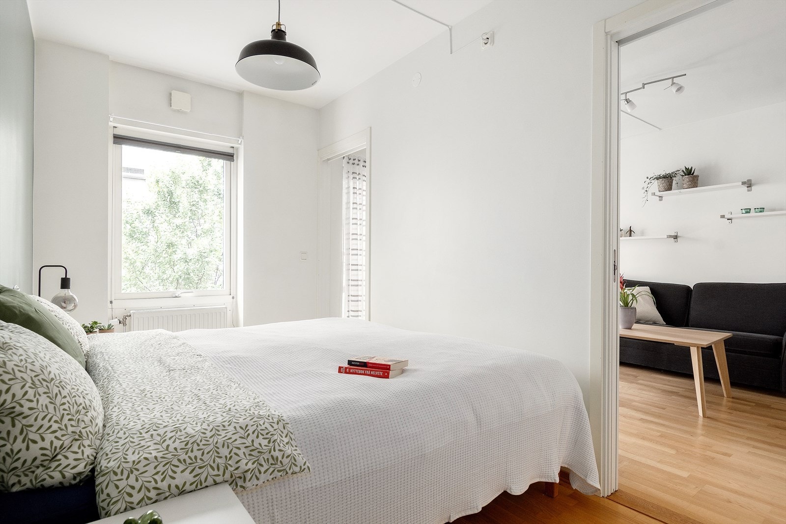 Lunt soverom med god plass til dobbeltseng, nattbord og tilhørende møblement. Galleribilde