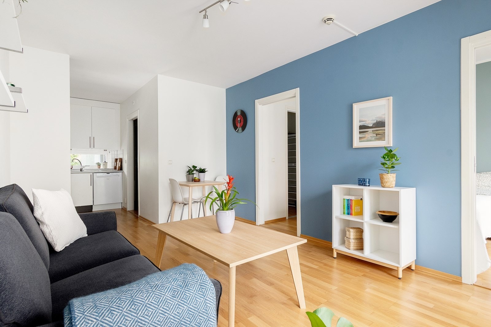 Stuen har en fin planløsning med plass til sofa, tv-møbler og tilhørende møblement. Galleribilde