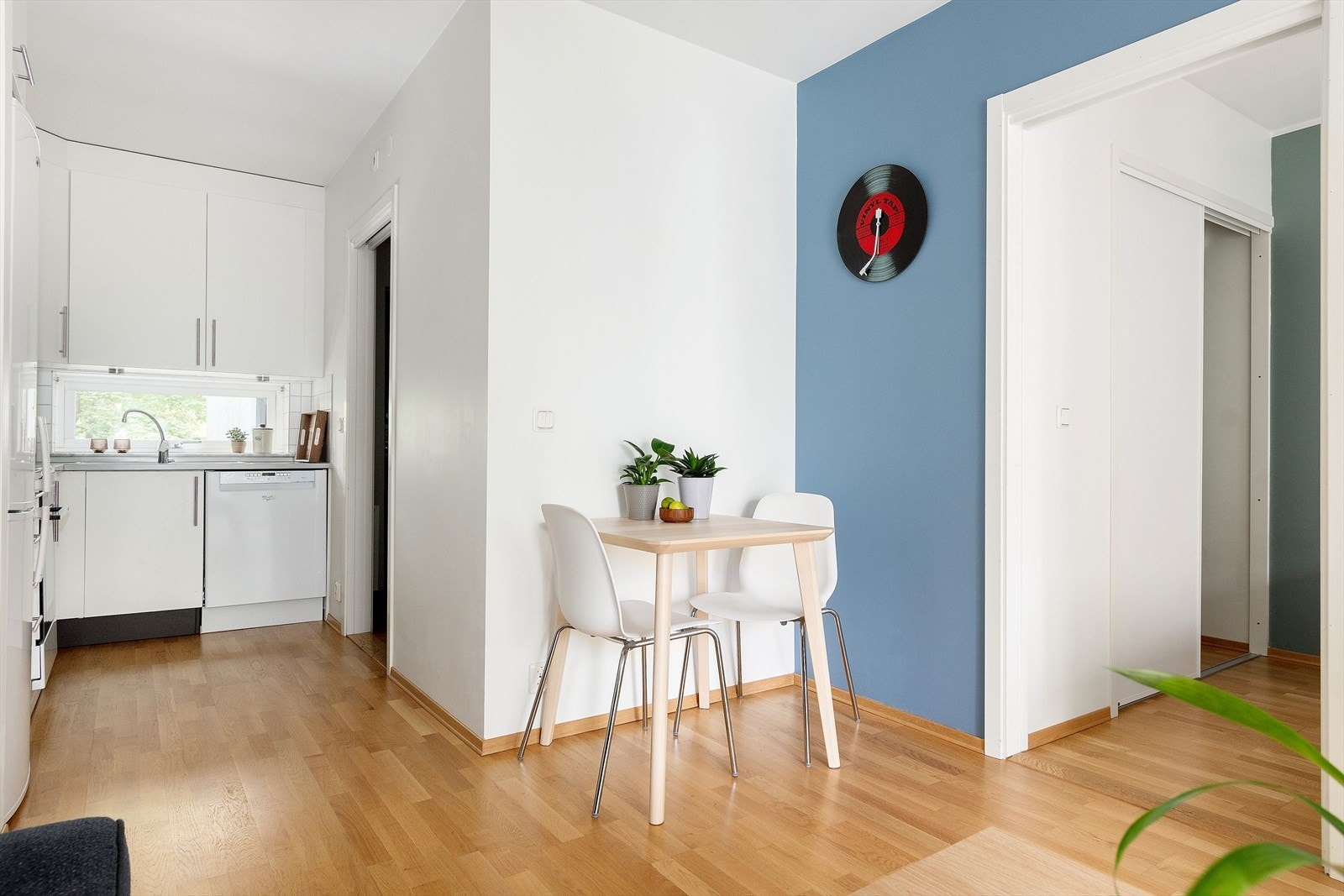 Stuen og kjøkkenet ligger i en delvis åpen løsning mot hverandre. Galleribilde