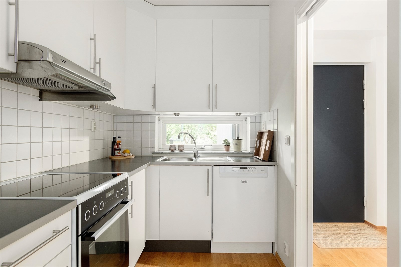 Kjøkkenet er utstyrt med frittstående hvitevarer som komfyr, oppvaskmaskin og kombinert kjøle-/fryseskap. Galleribilde