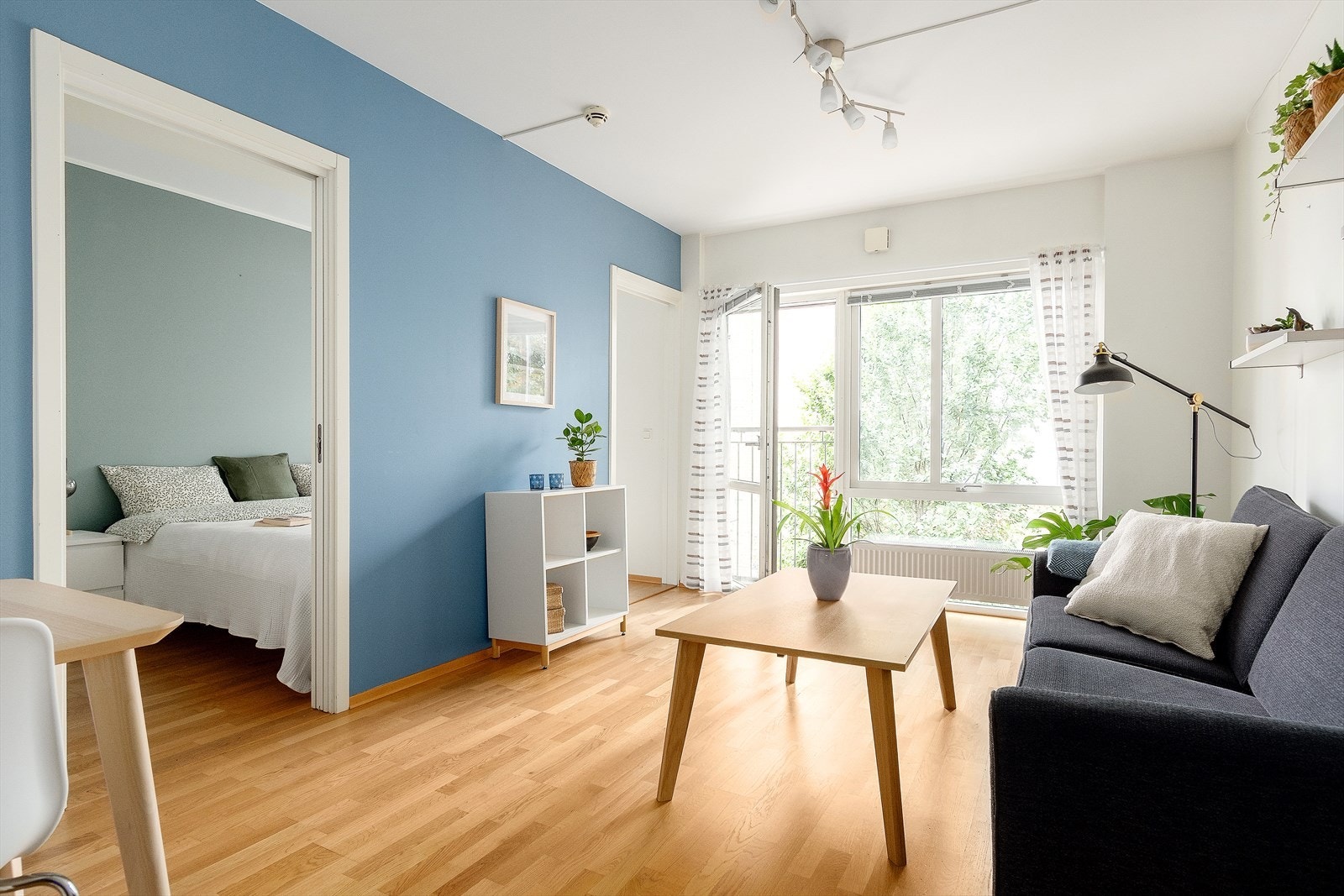 Delikat stue med fransk balkong og store vindusflater som slipper godt inn med naturlig lys. Galleribilde