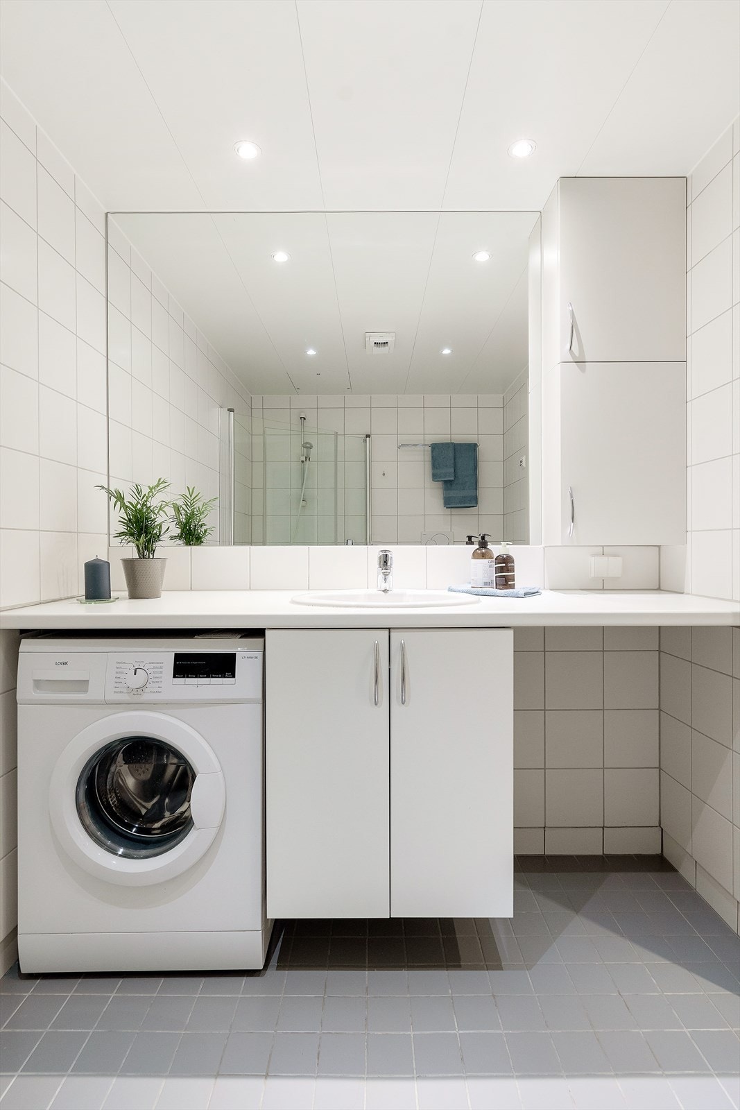 Badet har elektriske varmekabler i gulvet og downlights i taket. Galleribilde