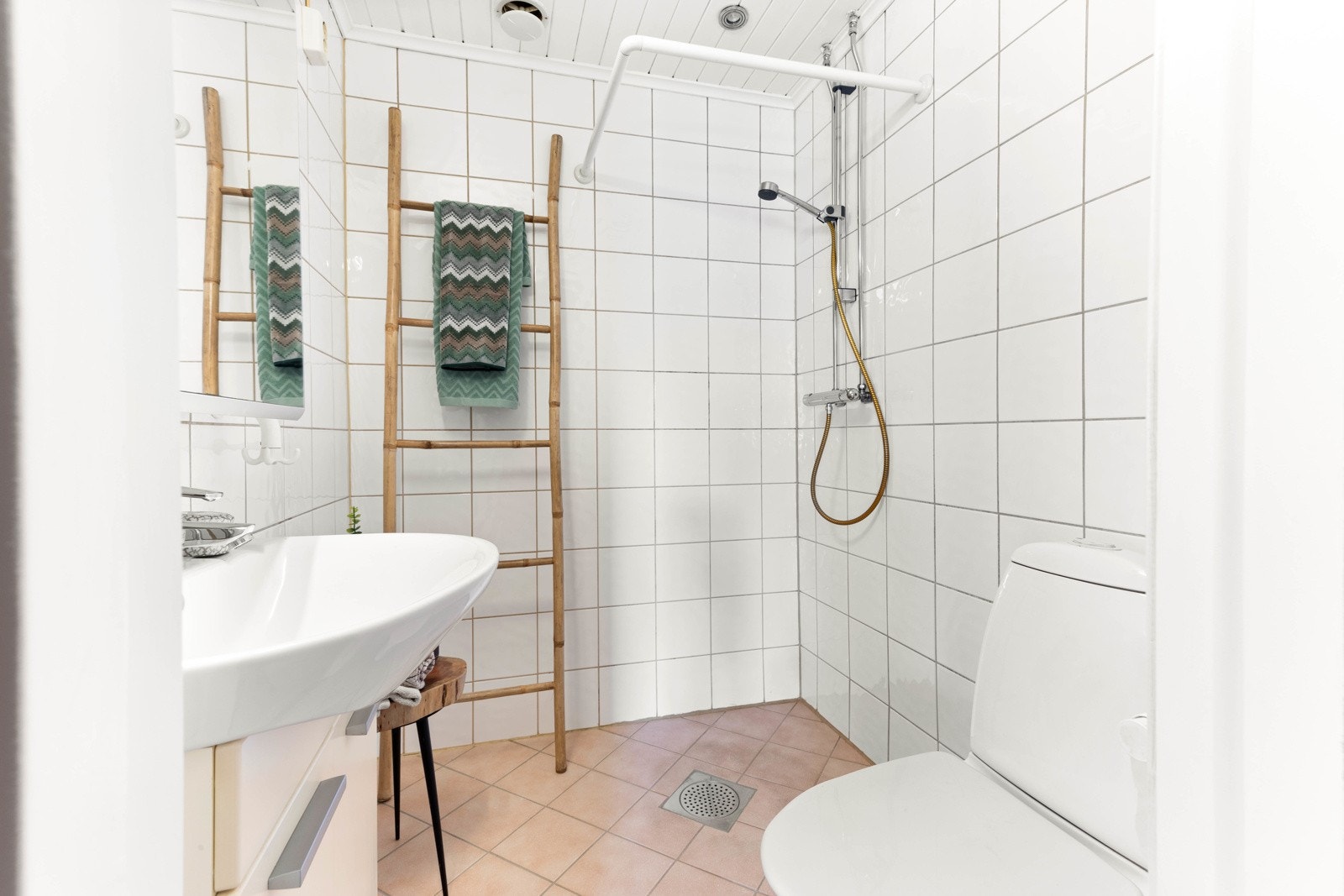 Det er opplegg for vaskemaskin, i tillegg til varmekabler i gulvet. Galleribilde
