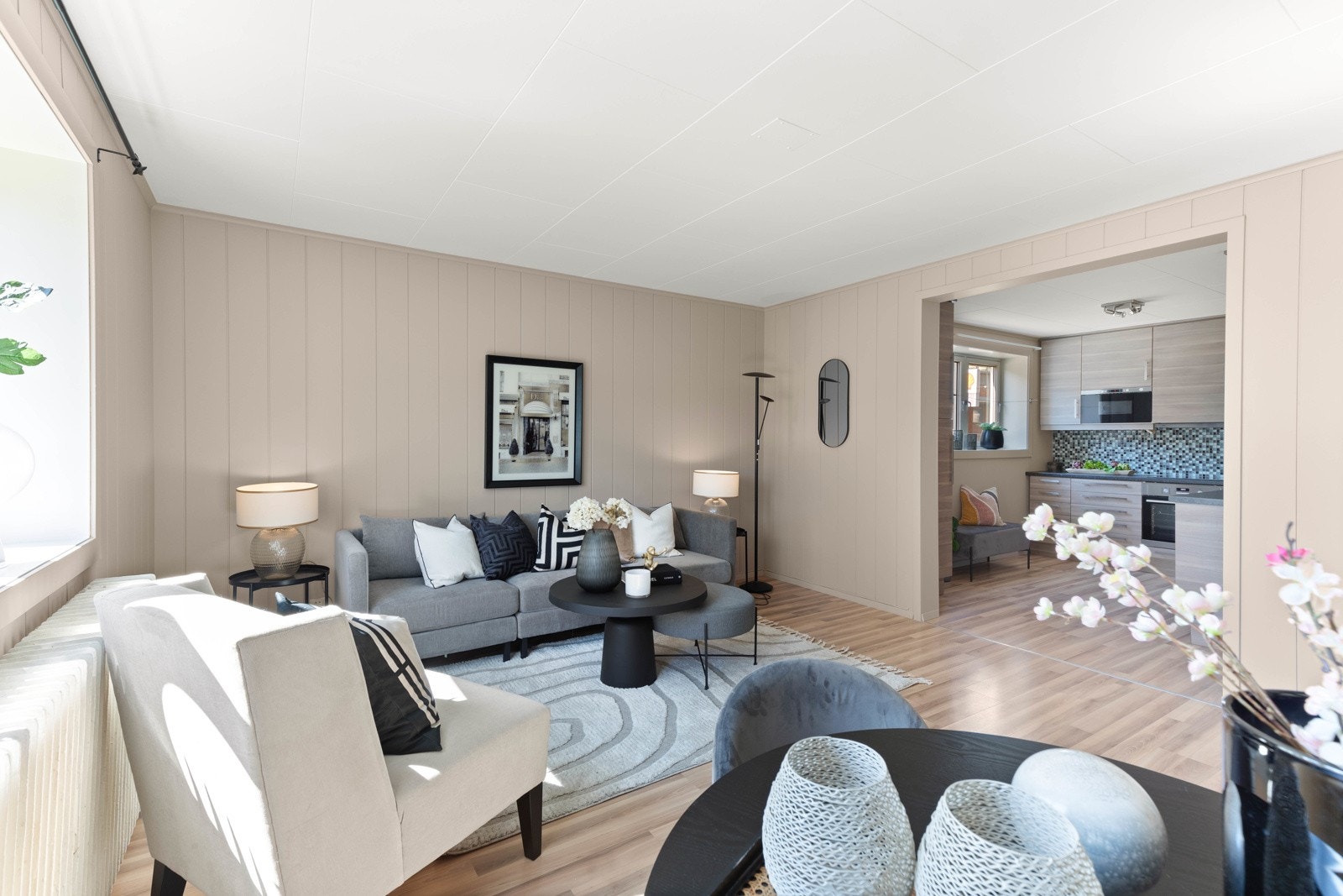 Leiligheten har en stor, sosial og hyggelig stue. Galleribilde