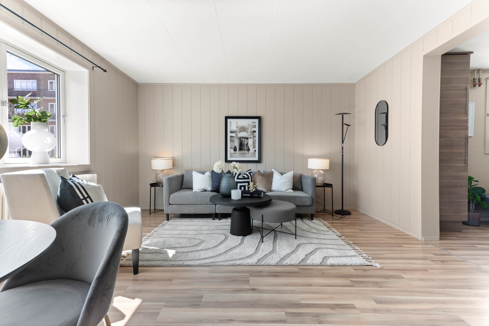Stuens størrelse gir gode innredningsmuligheter for sofagruppe, spisebord og oppbevaringsmøbler. Galleribilde