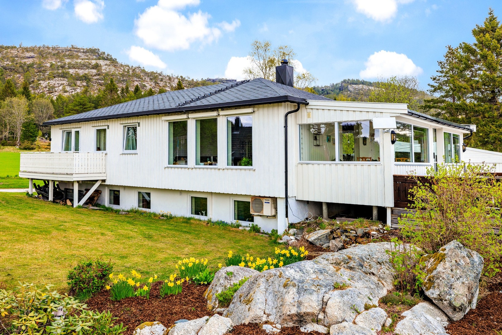 Pent opparbeidet tomt i frodige hageomgivelser, fint tilgrenset naturen i omegn Galleribilde