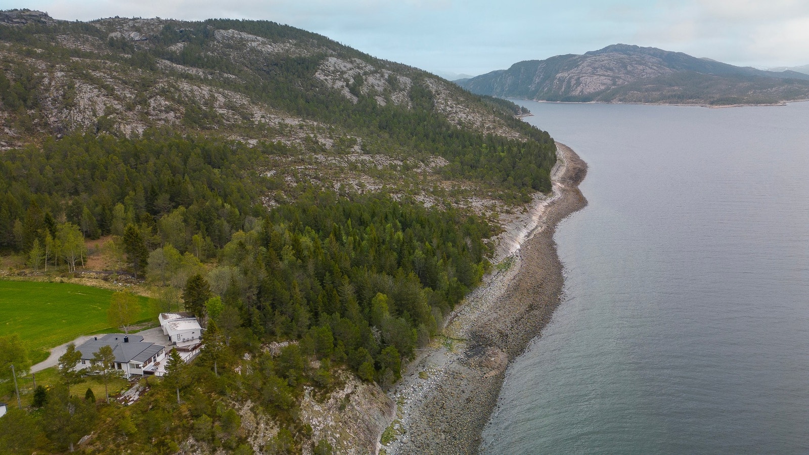 Dronebilde over eiendommen og nærmiljøet Galleribilde