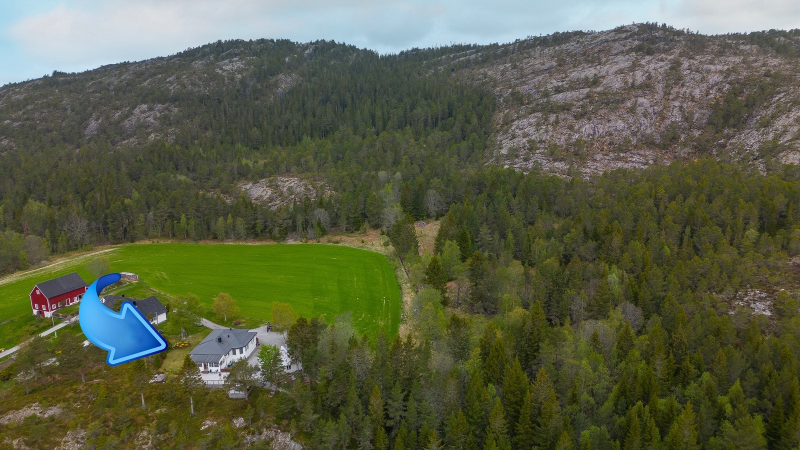 Dronebilde over eiendommen og nærmiljøet Galleribilde