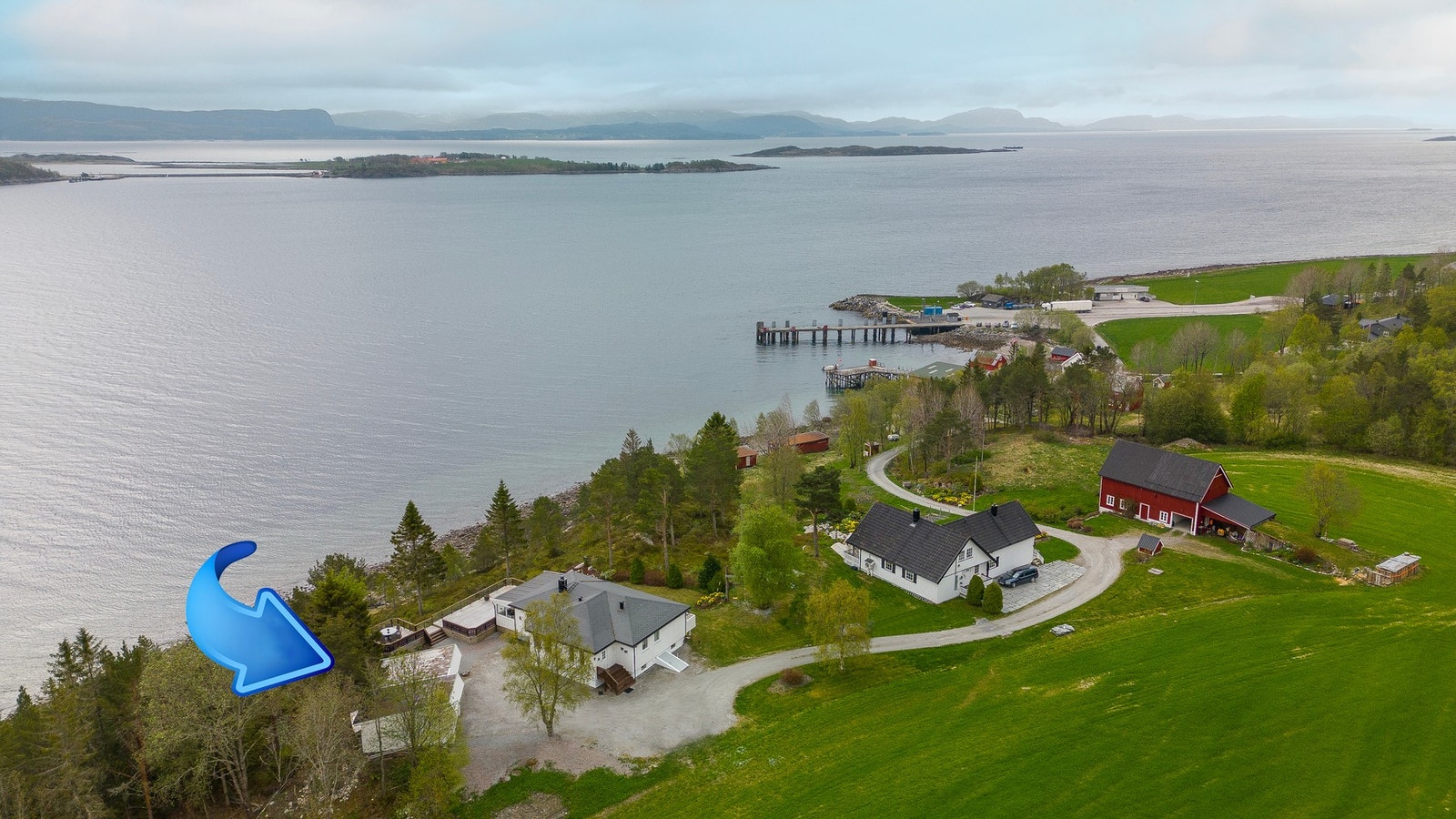 Dronebilde over eiendommen og nærmiljøet Galleribilde