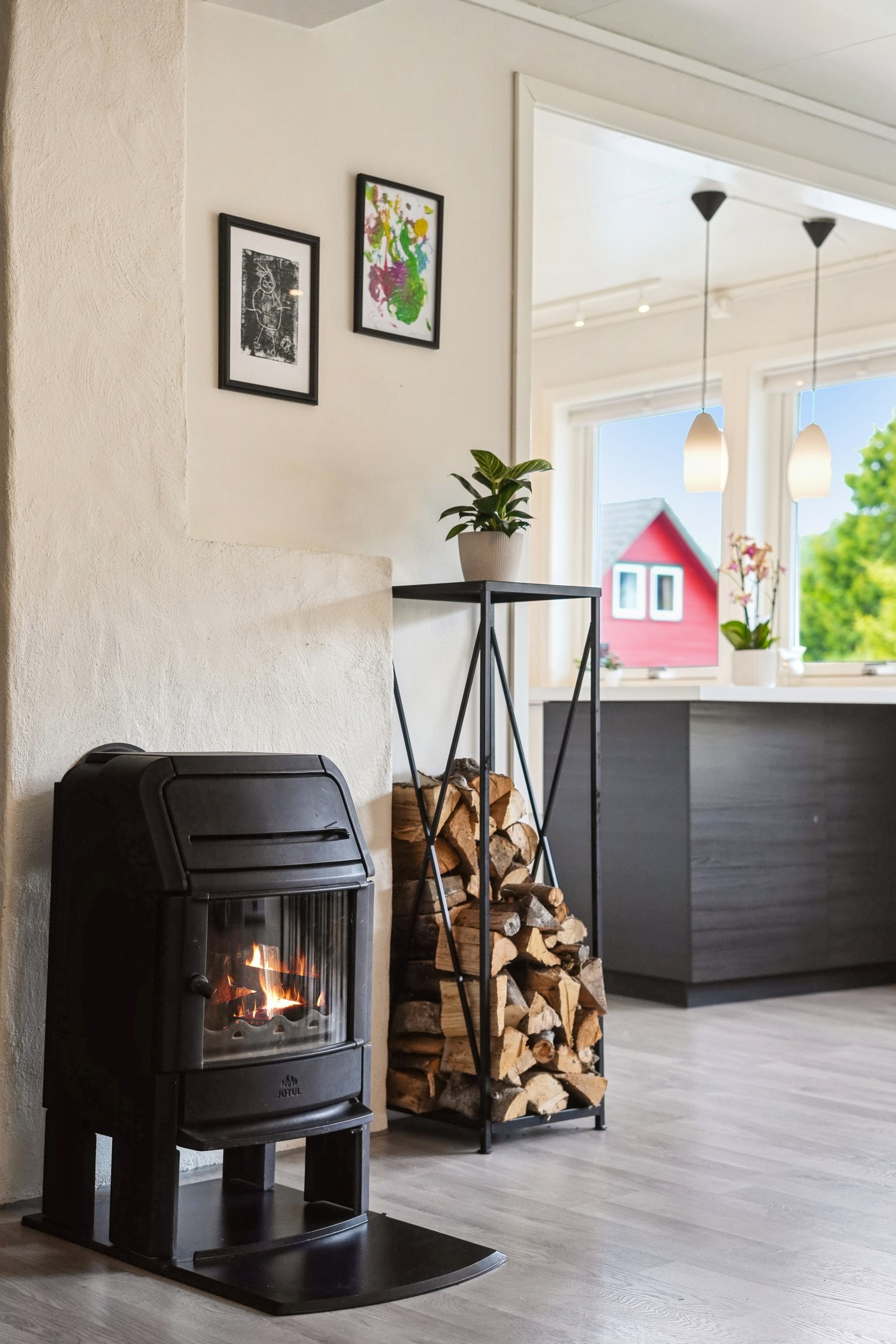 Vedfyring skaper en trivelig og lun atmosfære i rommet. Det er også installert varmepumpe i boligen. Galleribilde