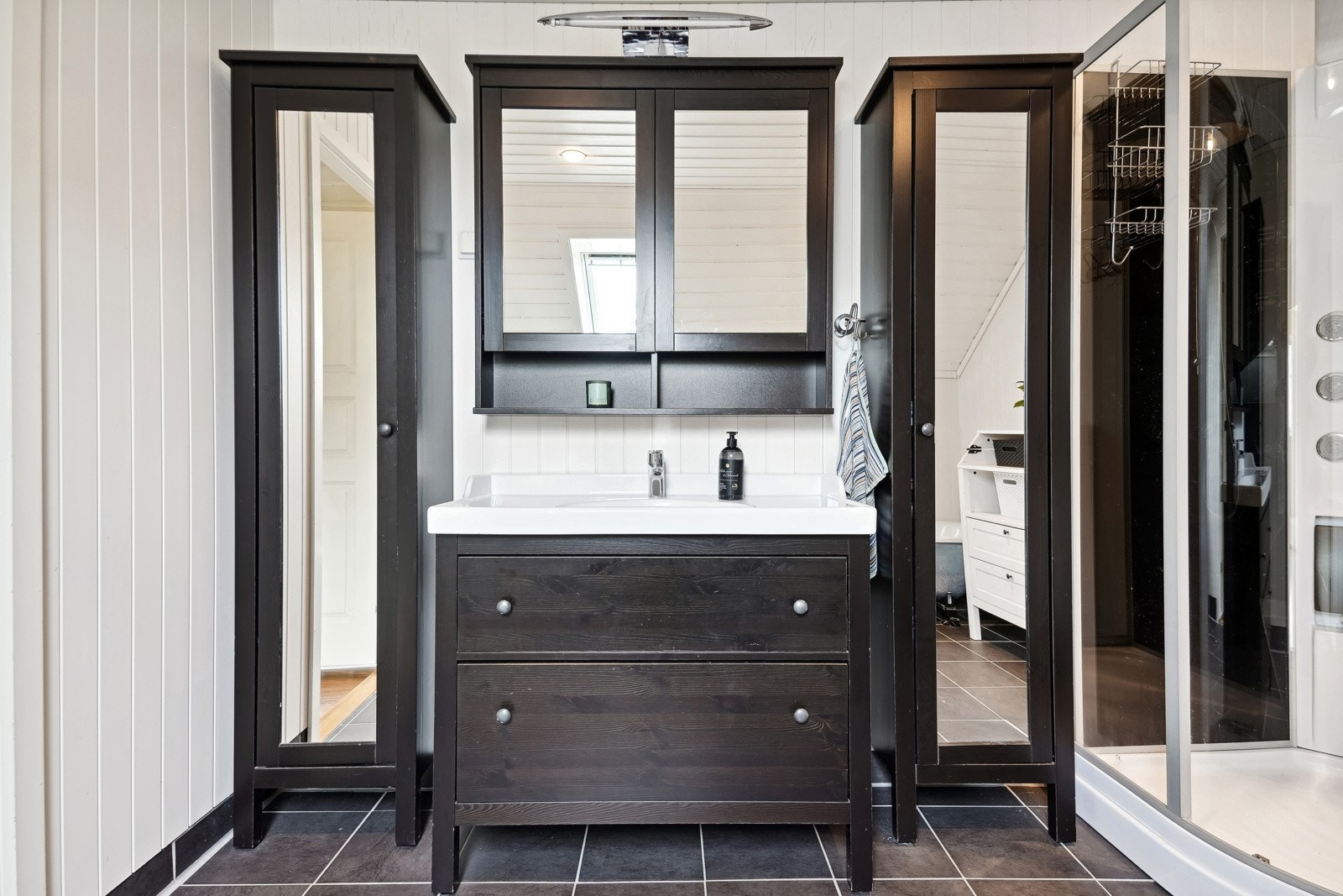 Baderomsinnredningen har rikelig med plass til oppbevaring av håndklær og andre baderomsprodukter. Galleribilde