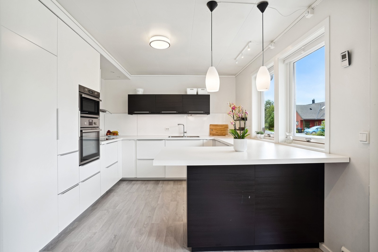 Kjøkkenet fremstår som lekkert og moderne, utstyrt med flere integrerte hvitevarer. Galleribilde