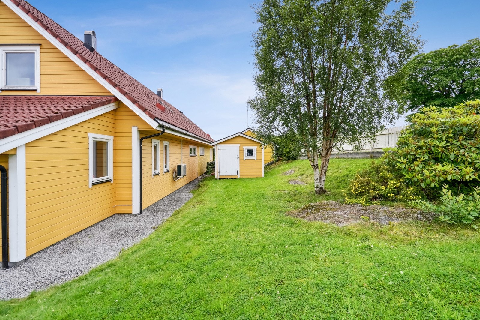 På nordsiden av eiendommen finner du en praktisk utebod, denne er på omtrent 8 kvm. Galleribilde