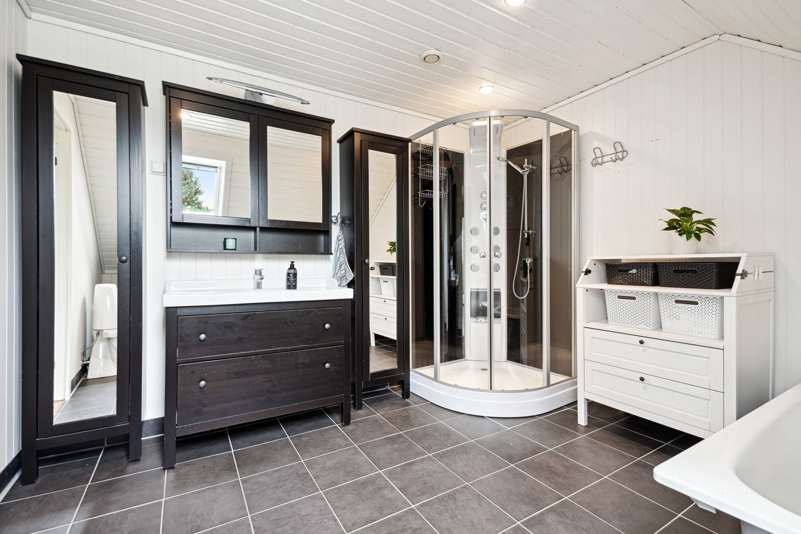 Baderommet er utstyrt med både dusjkabinett og badekar. Galleribilde