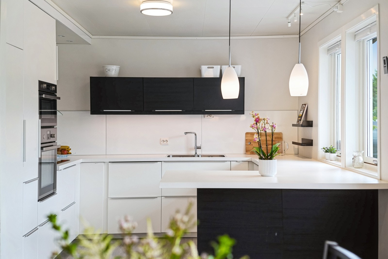 De integrerte hvitevarene omfatter stekeovn, platetopp, oppvaskmaskin, mikrobølgeovn og kjøleskap. Galleribilde