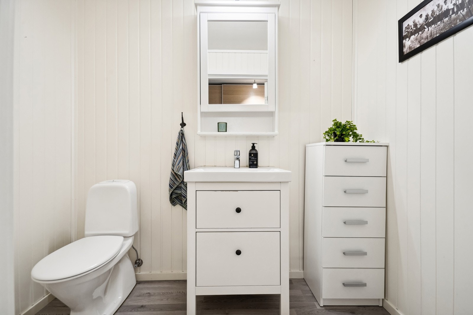 Praktisk gjestetoalett i hovedplan. Galleribilde