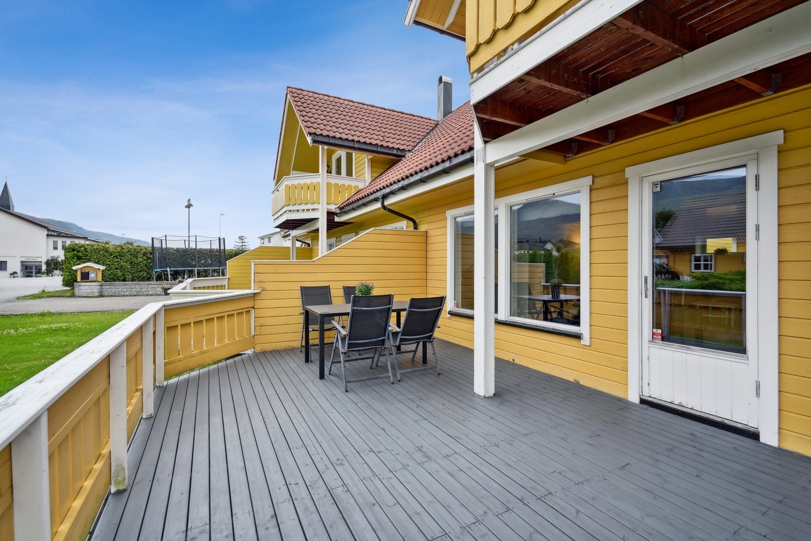 Uteområdet er sydvendt og byr på solrike forhold! Galleribilde