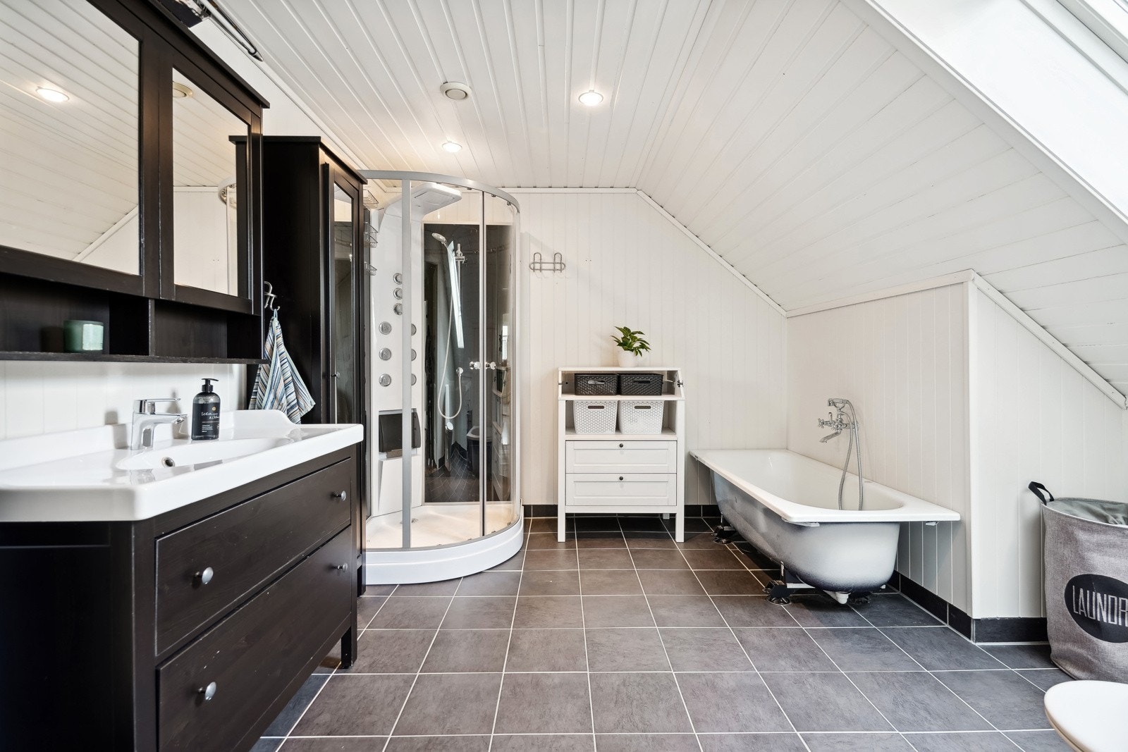 Lyst baderom med fliser og elektriske varmekabler i gulv. Galleribilde