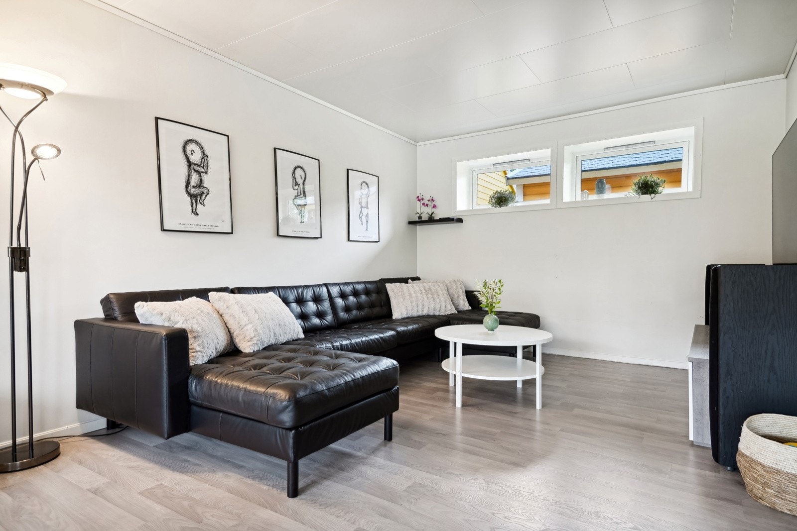 Stuen er lys og romslig med flere alternativer for møblering. Galleribilde