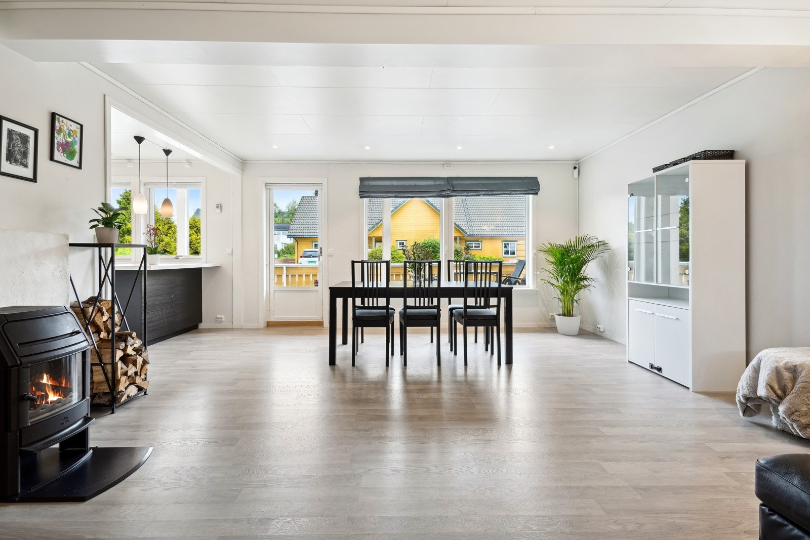 Rikelig med plass til spisegruppe av ønsket størrelse på stuen. Galleribilde