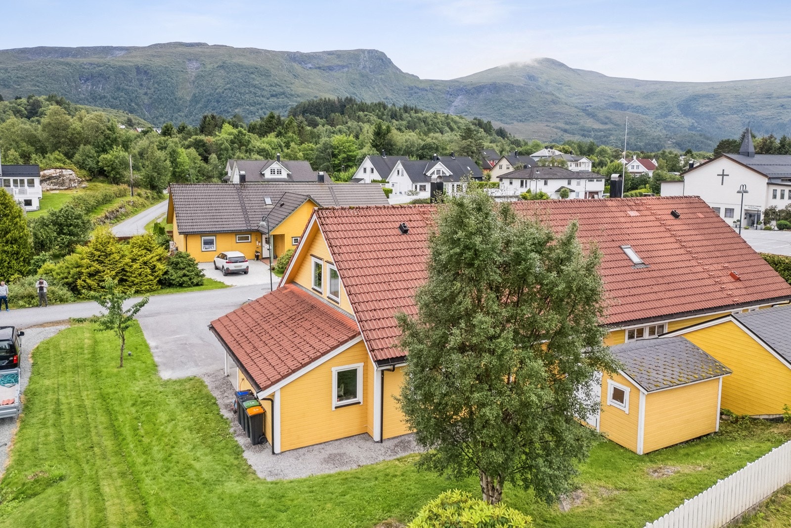 En halvpart av vertikaldelt tomannsbolig beliggende i familievennlige omgivelser i Langevåg. Galleribilde