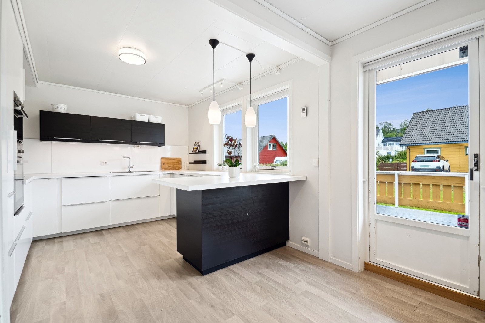 Fra stuen fører balkongdør ut til en hyggelig terrasse. Galleribilde